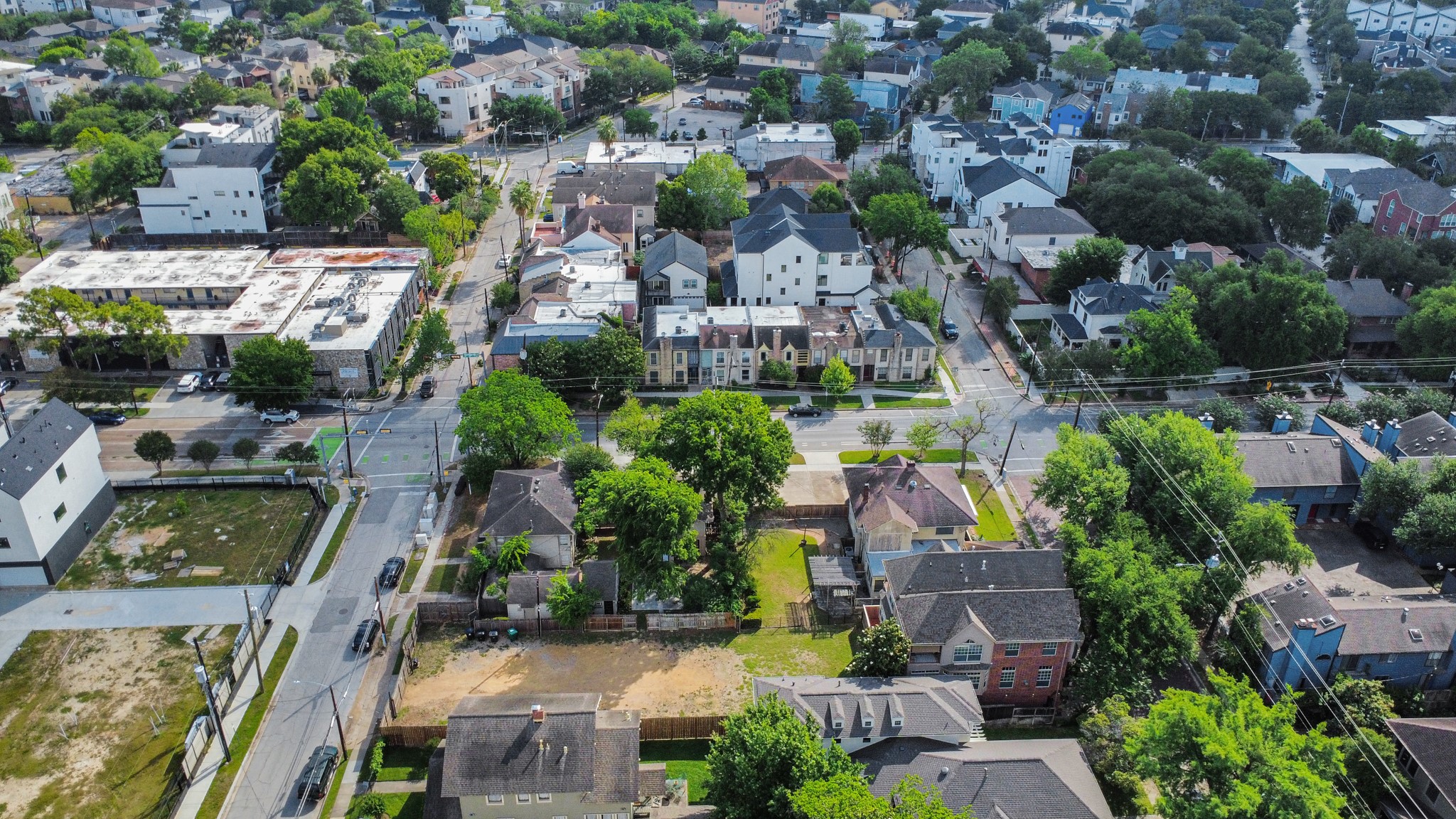 2014 Commonwealth Street Houston, TX 77006 - Photo 47 of 49 an aerial view of residential houses with outdoor space