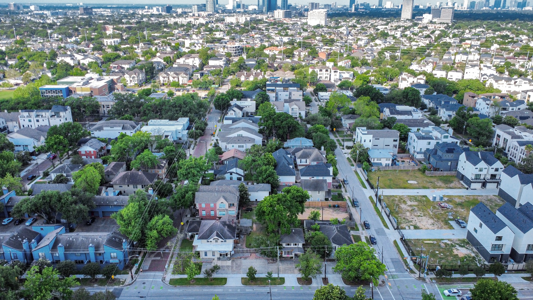 2014 Commonwealth Street Houston, TX 77006 - Photo 48 of 49 a view of a city