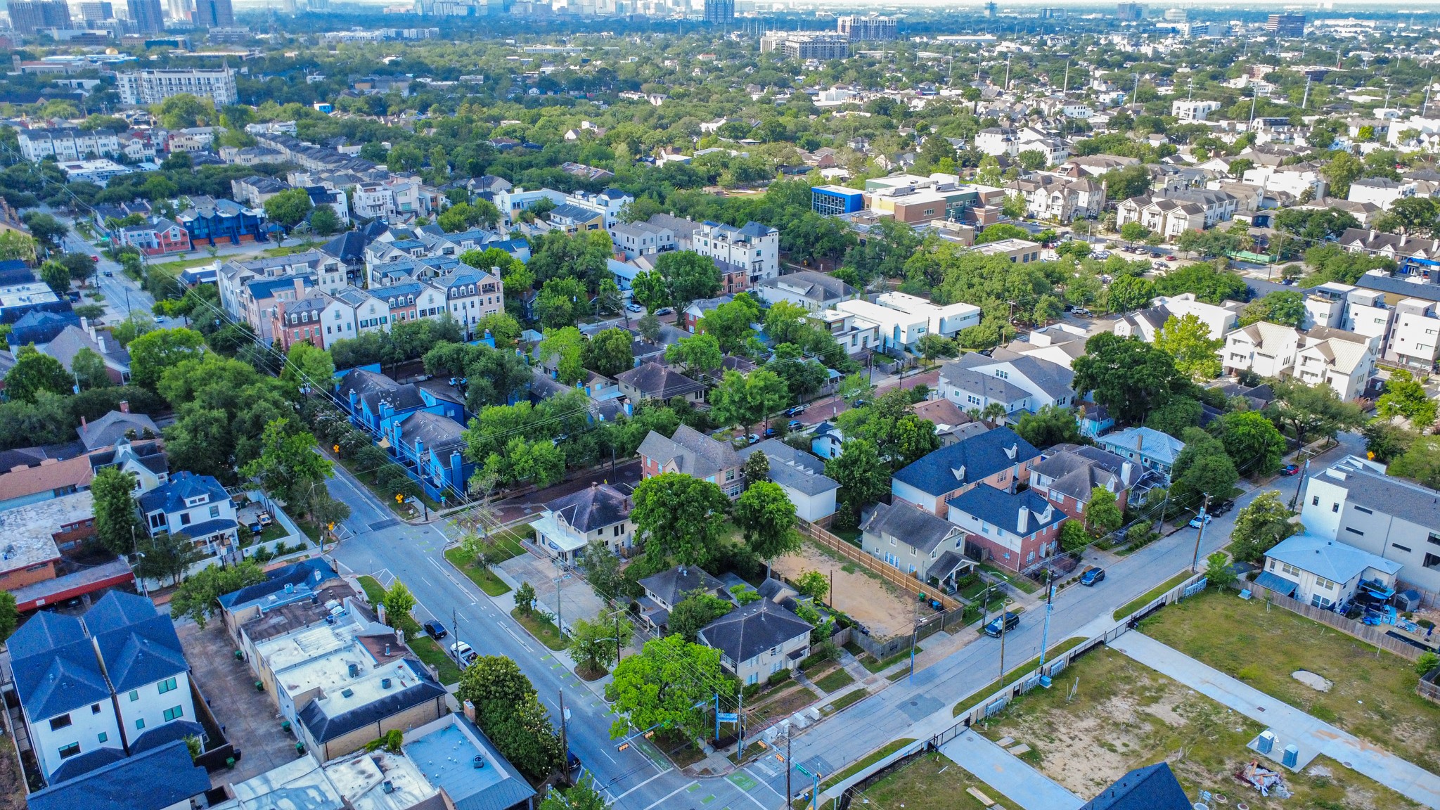 2014 Commonwealth Street Houston, TX 77006 - Photo 49 of 49 an aerial view of residential houses with outdoor space
