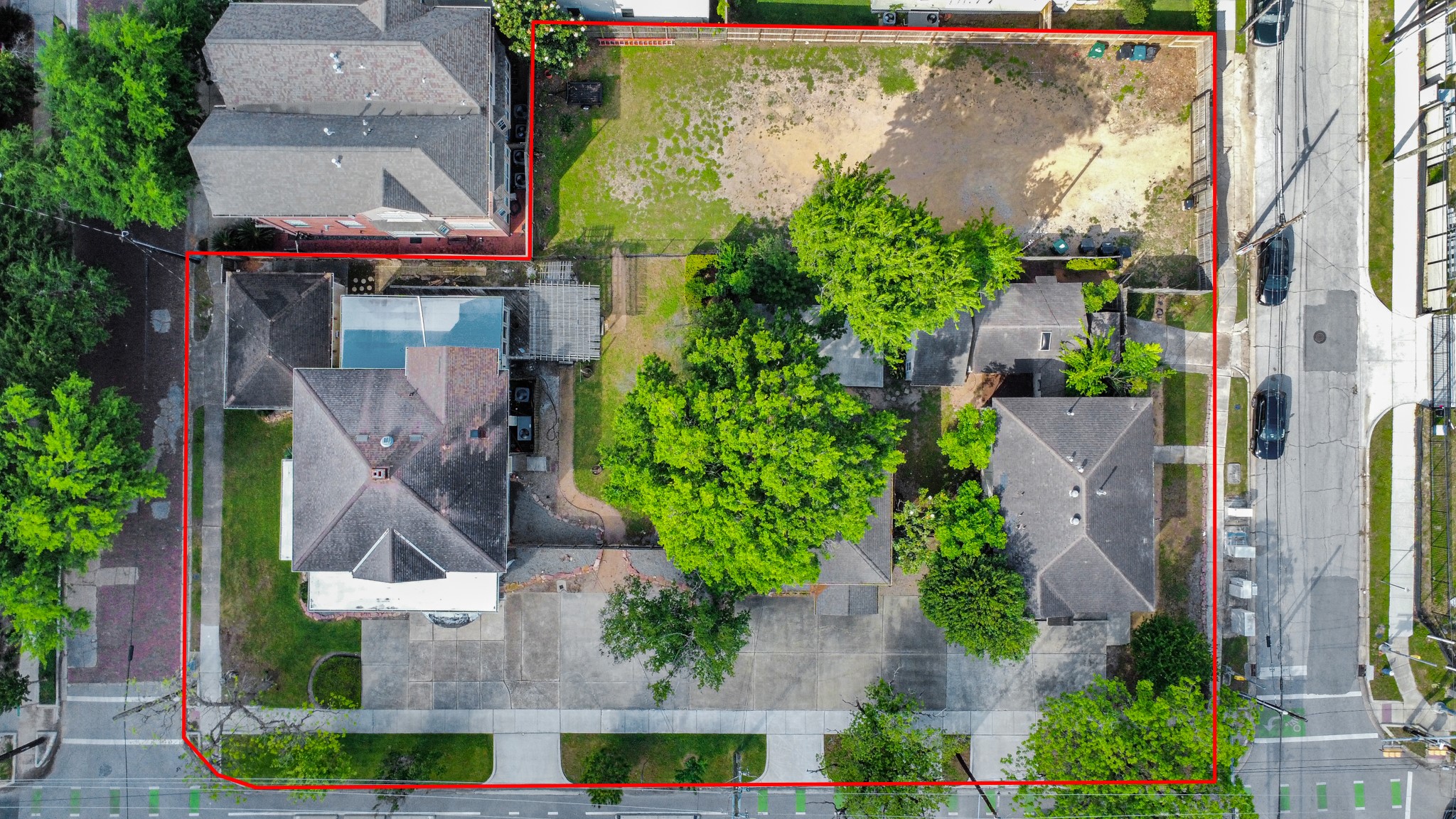 2014 Commonwealth Street Houston, TX 77006 - Photo 5 of 49 an aerial view of multiple house
