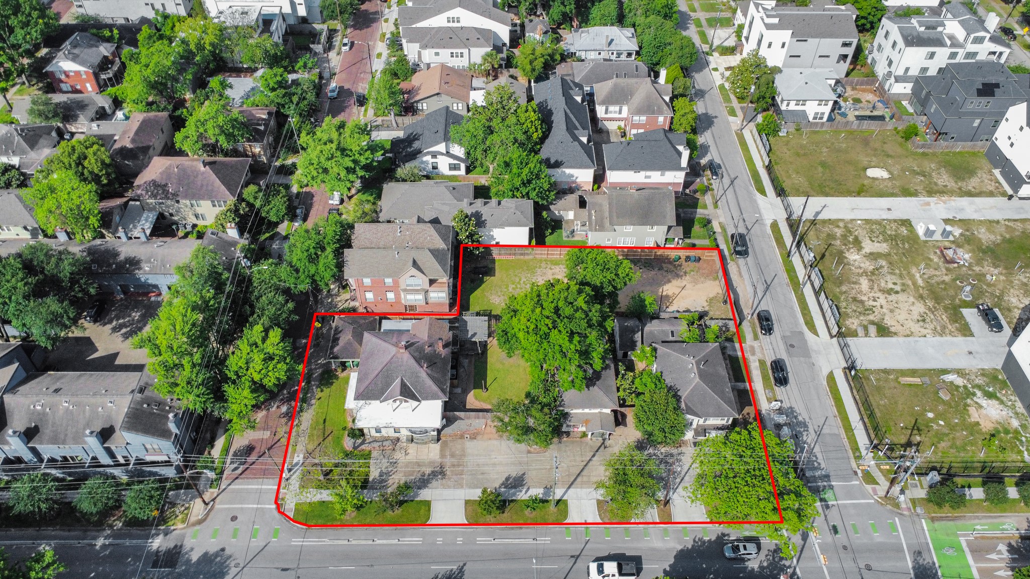 2014 Commonwealth Street Houston, TX 77006 - Photo 6 of 49 an aerial view of residential houses with outdoor space