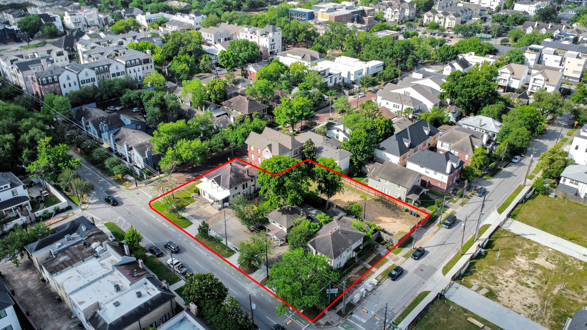 2014 Commonwealth Street Houston, TX 77006 - Photo 8 of 49 an aerial view of residential houses with outdoor space