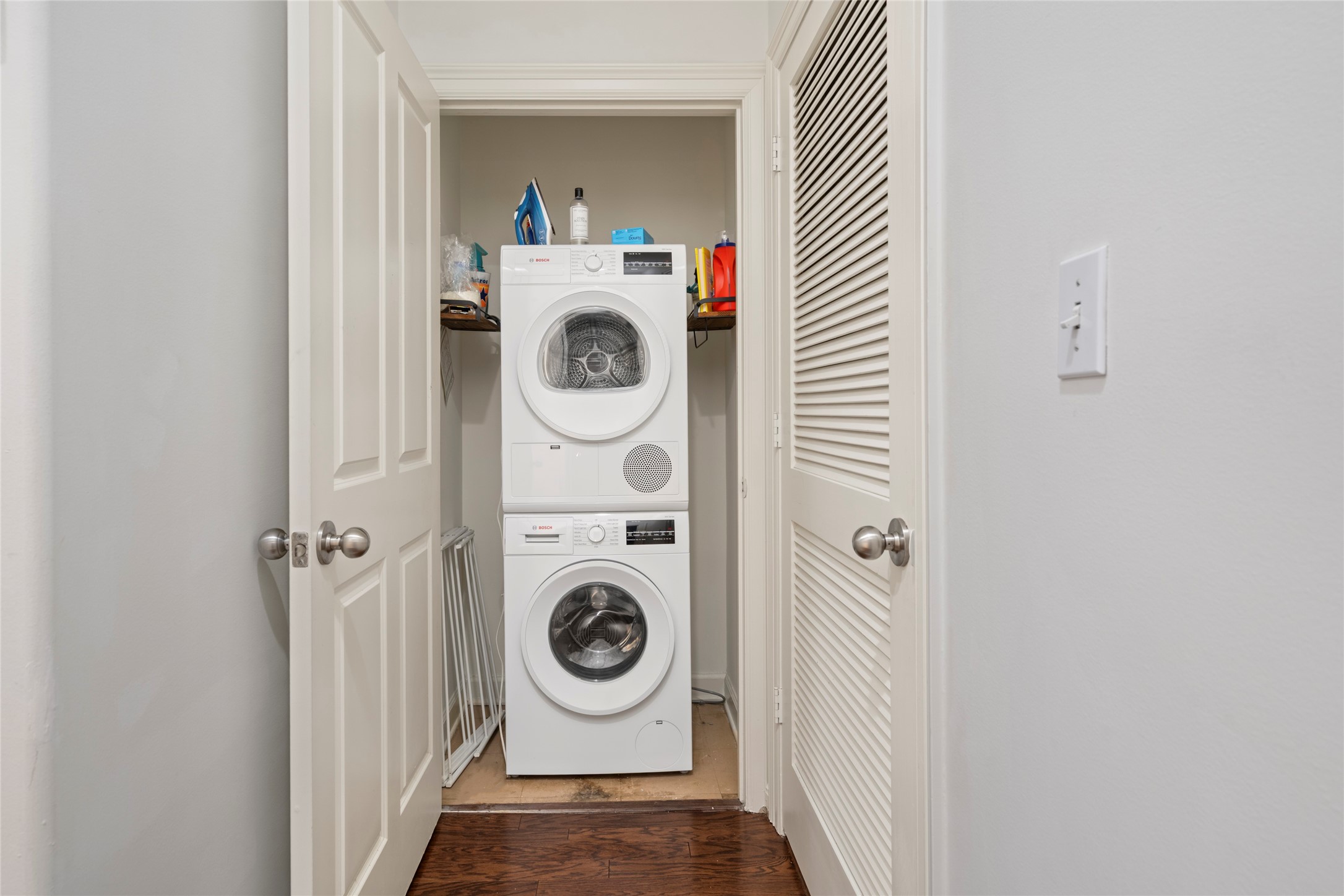914 Main Street, Unit 1008 Houston, TX 77002 - Photo 20 of 26 Updated washer and dryer tucked behind a private door for convenience and privacy.