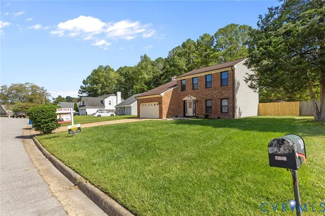 a view of a house with backyard