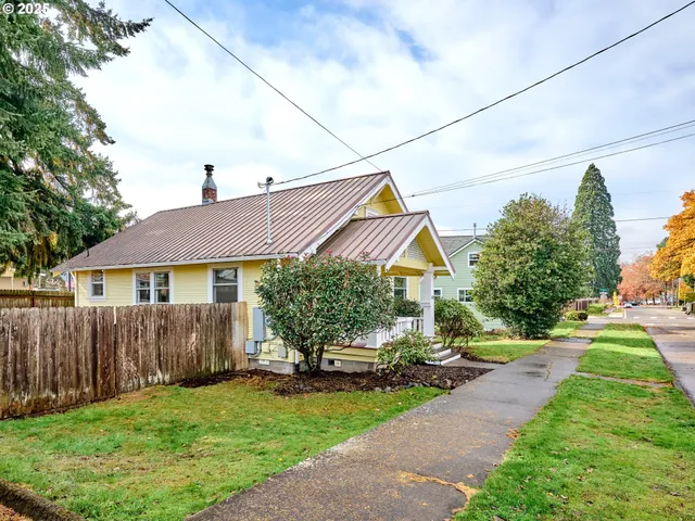 a view of a backyard with pathway