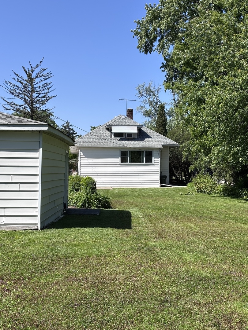 377 Blackhawk Road Riverside, IL 60546 - Photo 3 of 15