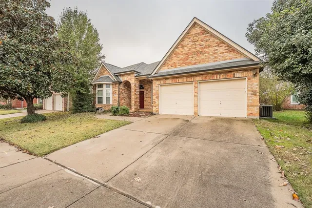 $2,800 | 2306 Bear Run Road, Arlington, TX 76001