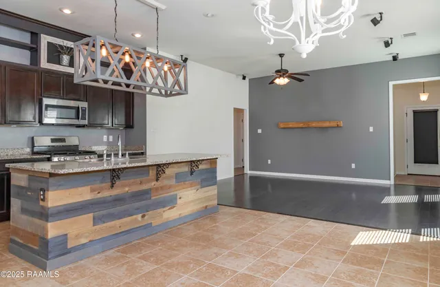 $1,900 | 111 Gray Birch Loop, Youngsville, LA 70592