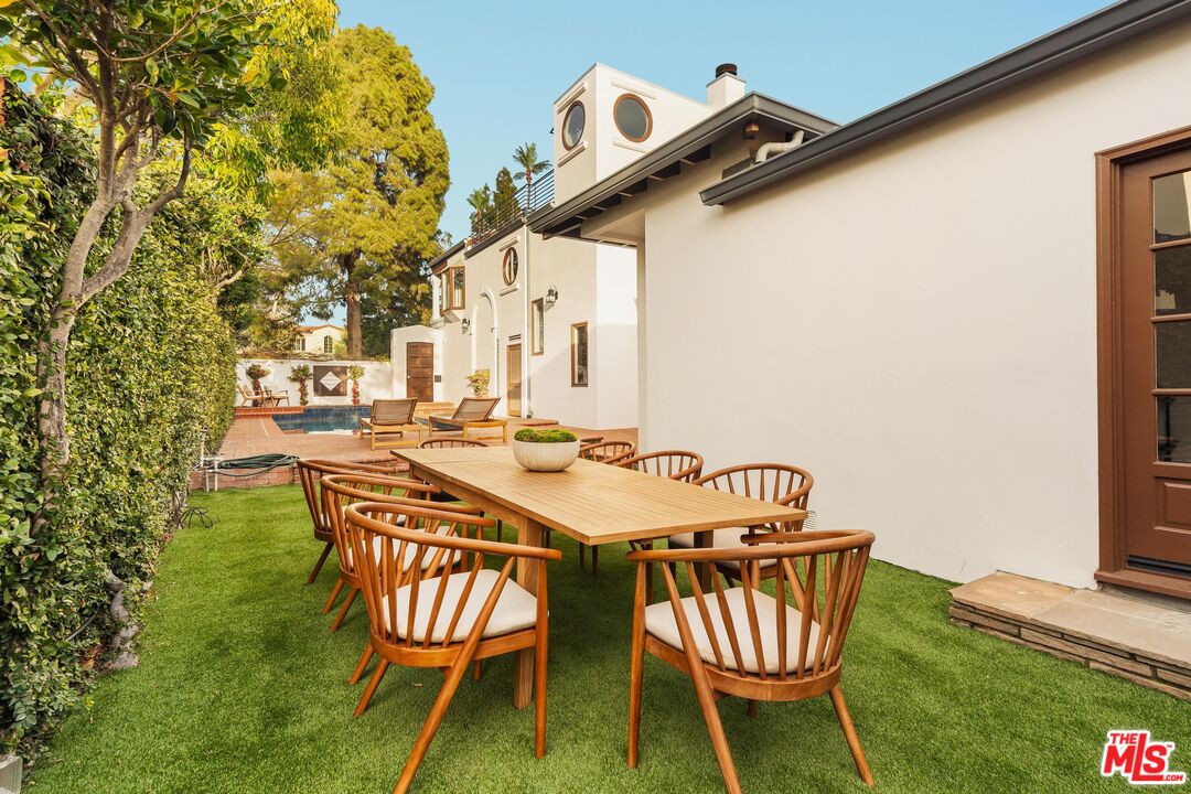 222 14th Street Santa Monica, CA 90402 - Photo 37 of 42 a patio with table and chairs