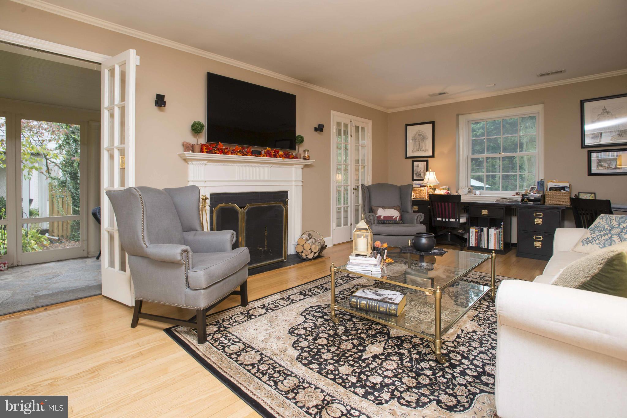 102 Thicket Road Baltimore, MD 21212 - Photo 3 of 26 Living Room