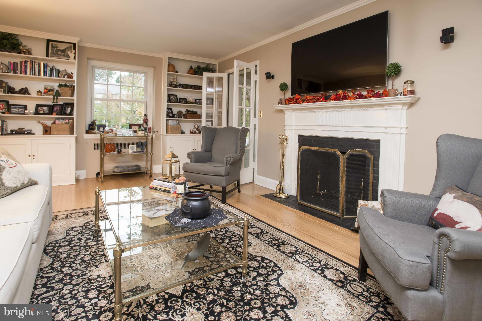 102 Thicket Road Baltimore, MD 21212 - Photo 4 of 26 Living Room