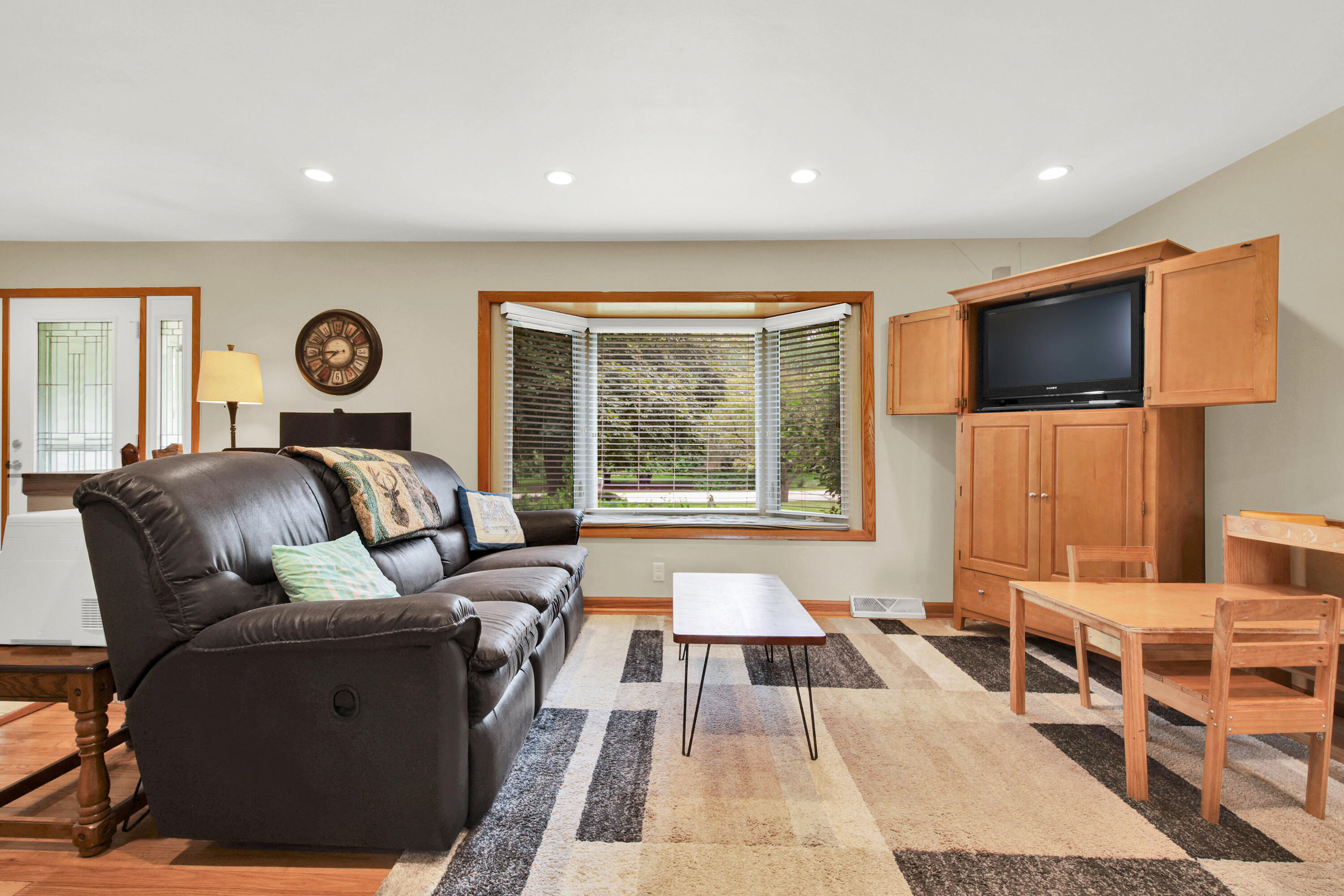 2614 West Chestnut Road Mequon, WI 53092 - Photo 6 of 25 Living Room