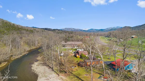 $750,000 | 7223 East Lamar Alexander Parkway, Townsend, TN 37882