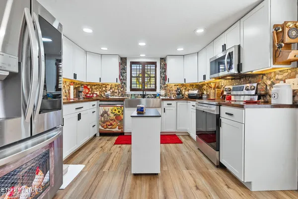 $750,000 | 7223 East Lamar Alexander Parkway, Townsend, TN 37882