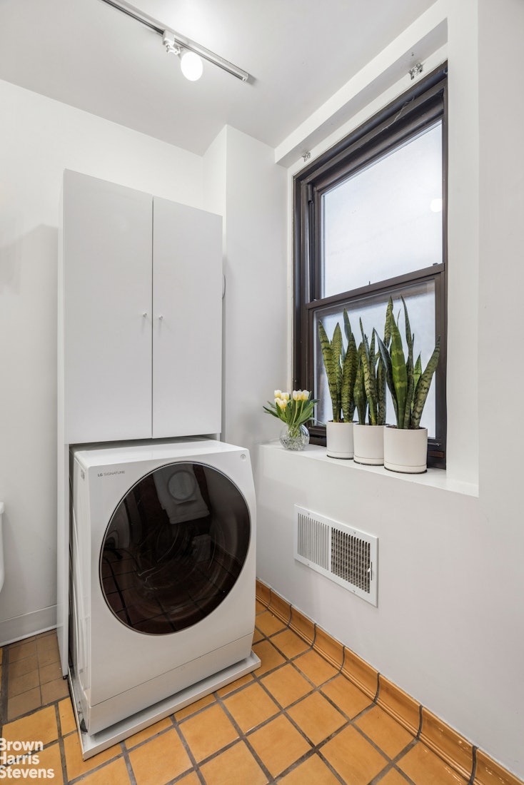 4 East 70th Street, Unit 7C Manhattan, NY 10021 - Photo 7 of 10