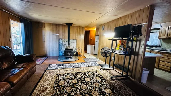 a view of a house with backyard and garden