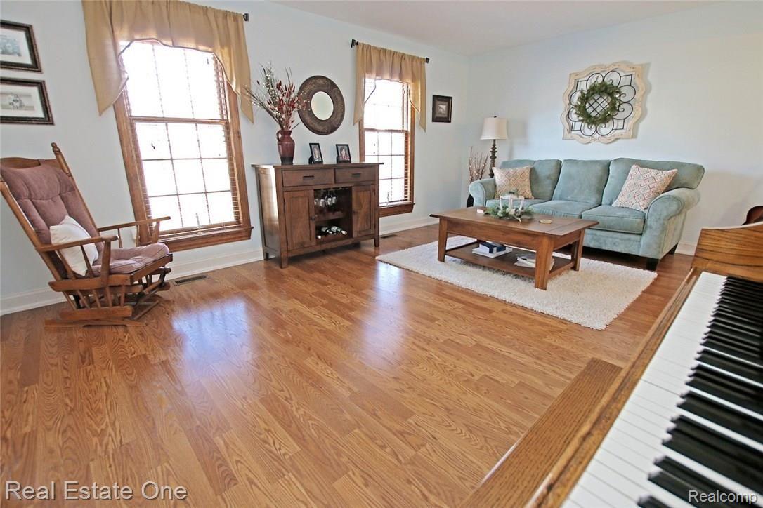 1345 East Fairview Lane Rochester, MI 48306 - Photo 10 of 58 10) Living Room.jpg