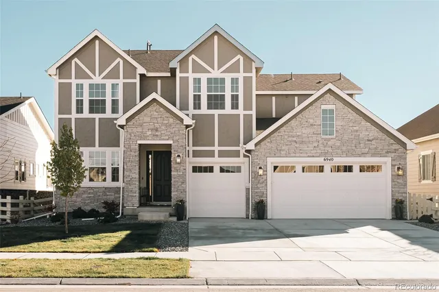 a view of front a house with a yard