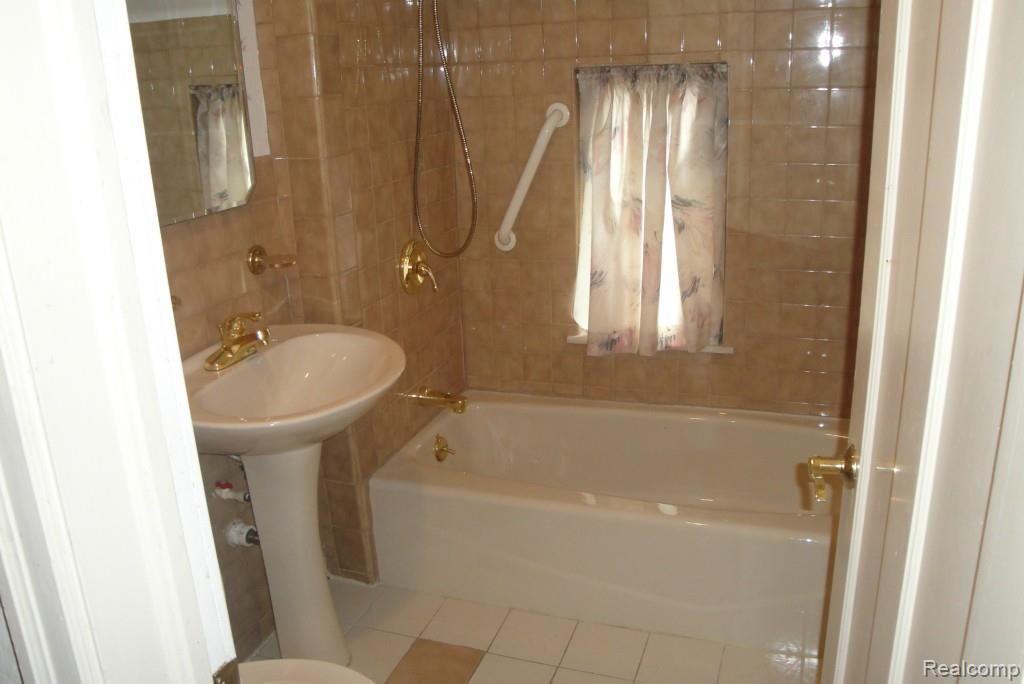 560 Barrington Road Grosse Pointe, MI 48230 - Photo 24 of 26 Barrington 560 039.jpg