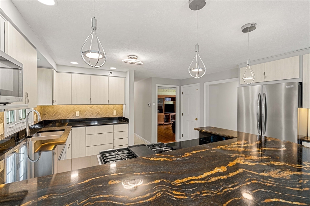 58 Berkeley Road North Andover, MA 01845 - Photo 8 of 38 Gallery Image 8