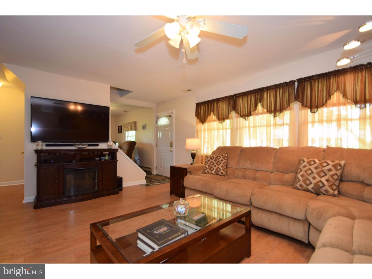 19 Quakeroak Road Levittown, PA 19057 - Photo 4 of 24 Gallery Image 4