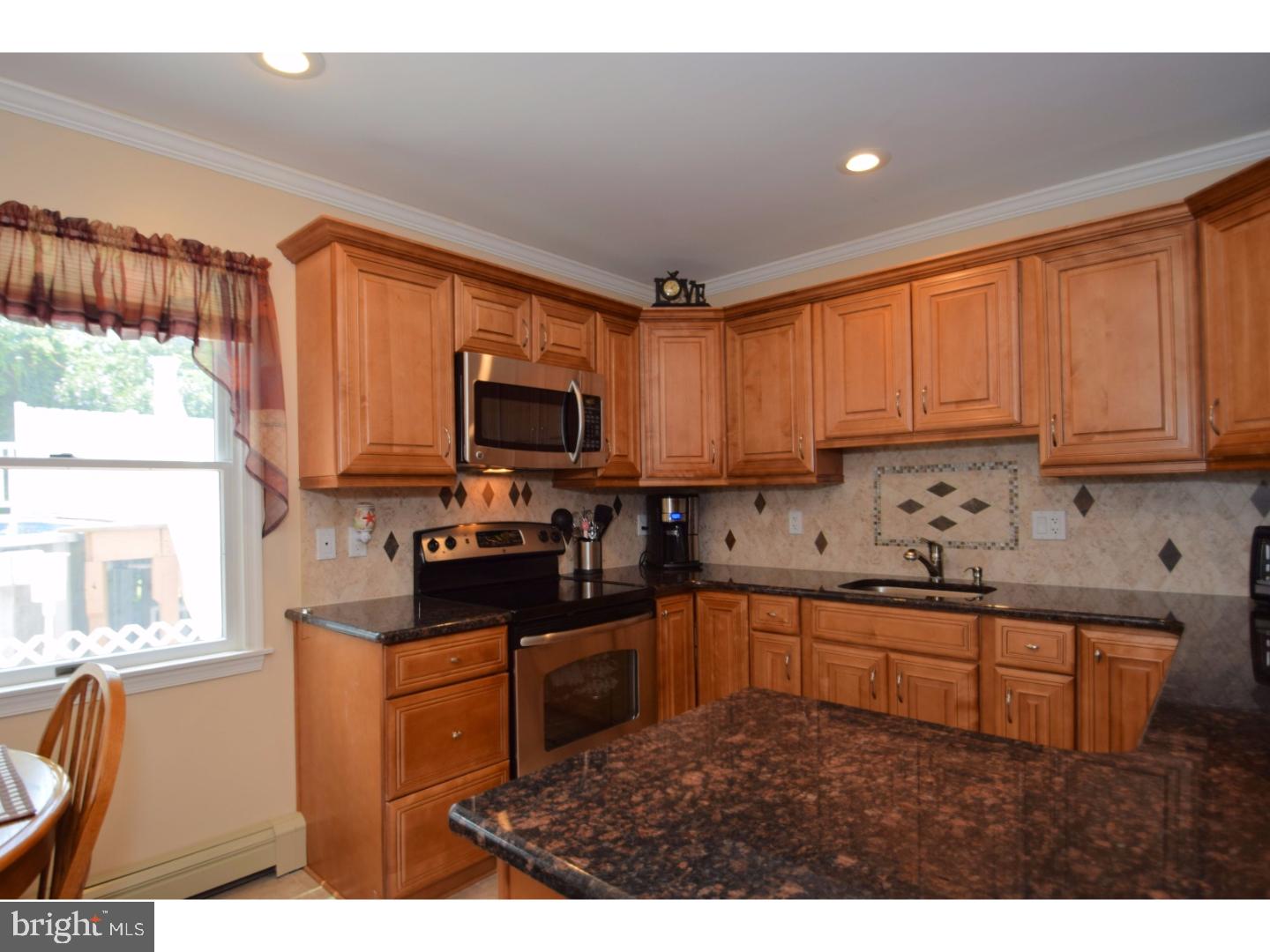 19 Quakeroak Road Levittown, PA 19057 - Photo 7 of 24 Gallery Image 7
