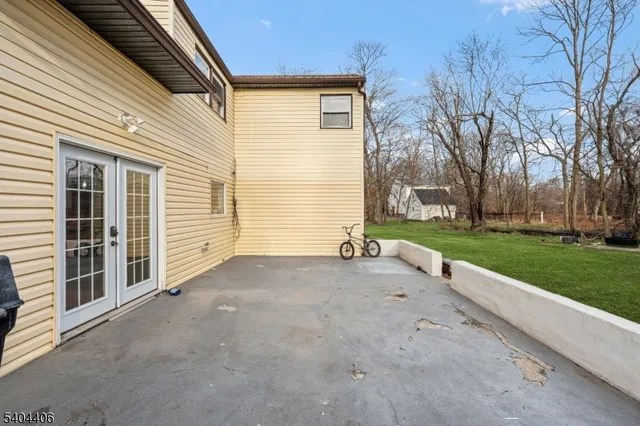 a view of a house with backyard and trees