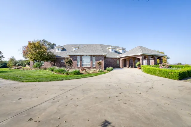 $12,835,500 | 4715 East Copper Avenue, Clovis, CA 93619