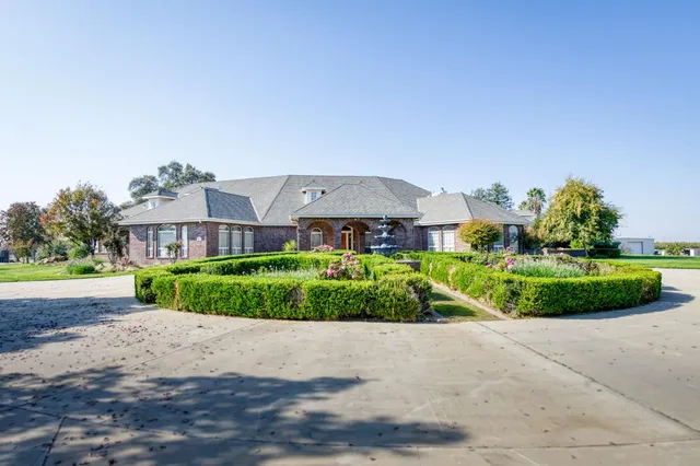 $12,835,500 | 4715 East Copper Avenue, Clovis, CA 93619