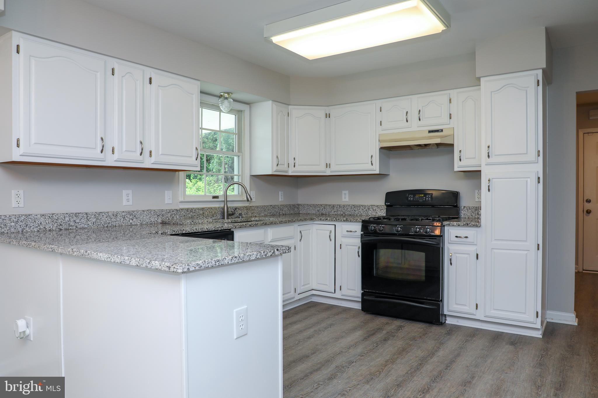 Kitchen w/ quartz countertop