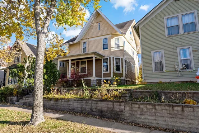 $300,000 | 702 4th Street East, St. Paul, MN 55106