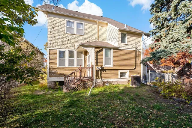 $300,000 | 702 4th Street East, St. Paul, MN 55106