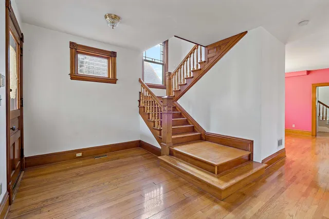 $300,000 | 702 4th Street East, St. Paul, MN 55106