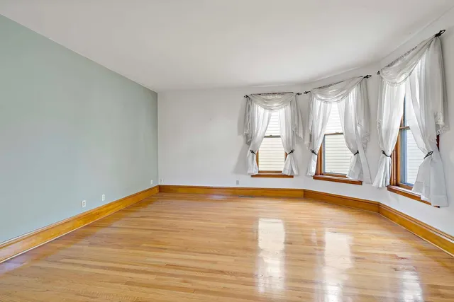 $300,000 | 702 4th Street East, St. Paul, MN 55106