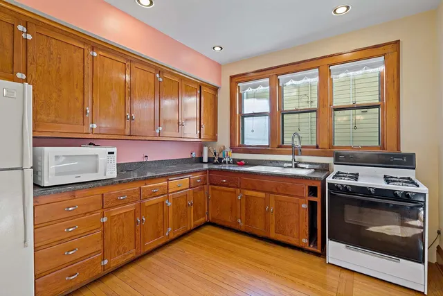 $300,000 | 702 4th Street East, St. Paul, MN 55106