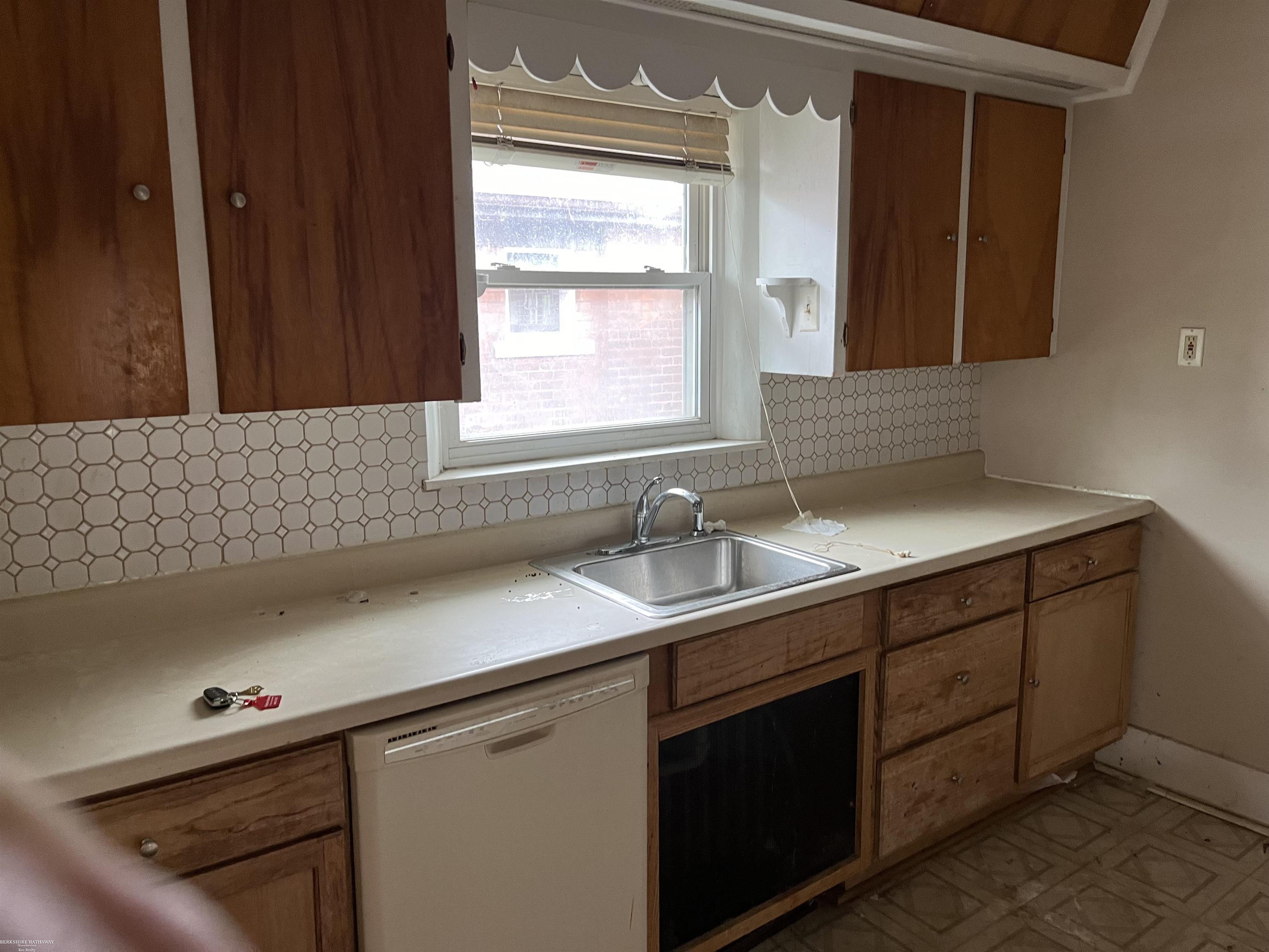 918 Nottingham Road Grosse Pointe, MI 48230 - Photo 7 of 13 50133737-7bb615b7-d75d-4708-8284-90fb81b63122.JPG