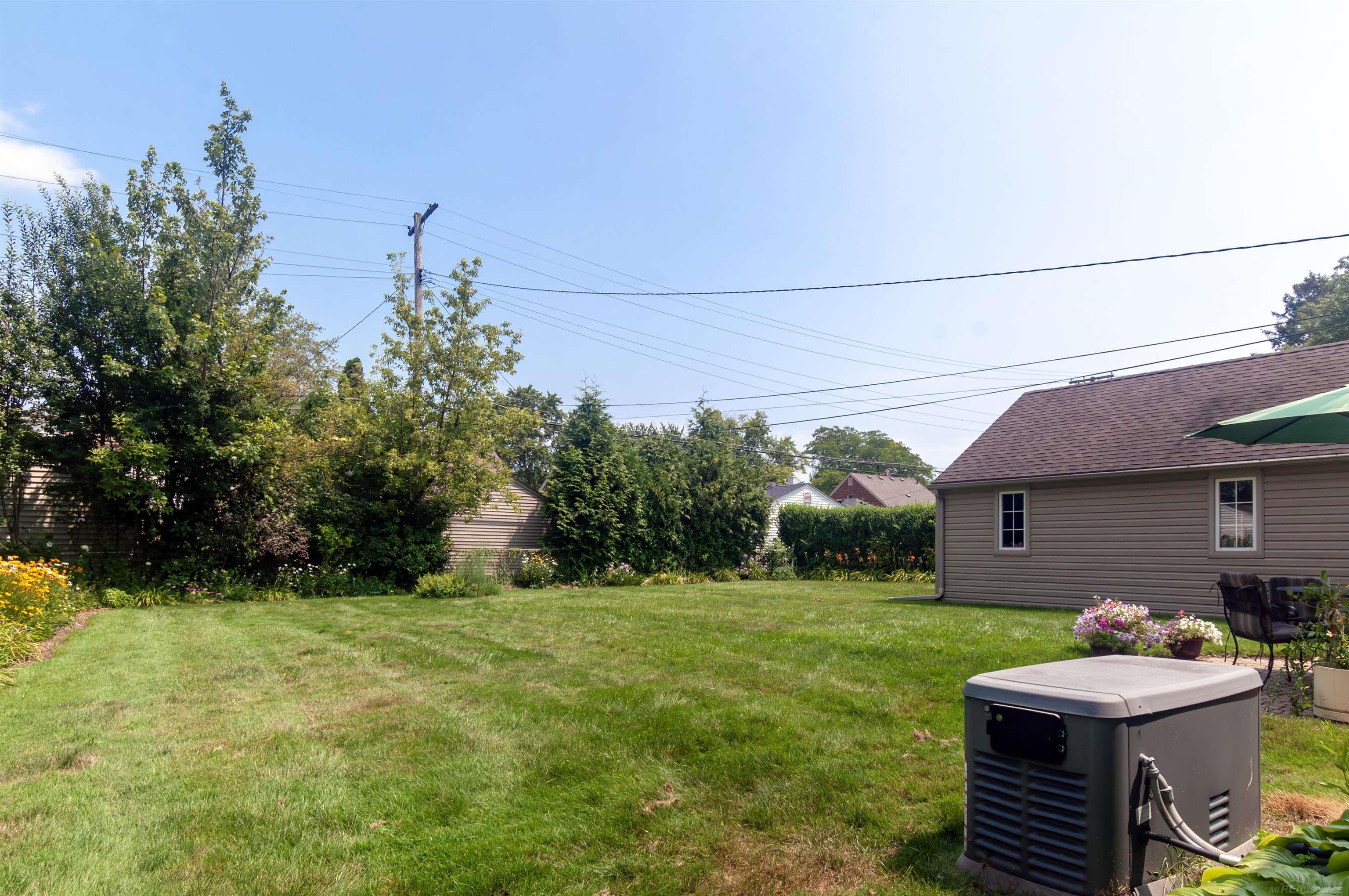 1636 Hawthorne Road Grosse Pointe, MI 48236 - Photo 37 of 41 50149731-0e4ebdeb-56a3-4af9-90bc-ff67c0fdbd87.JPG