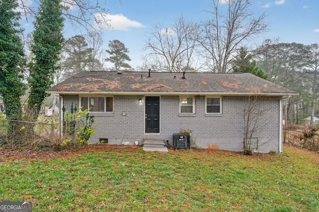 a view of a house with a yard