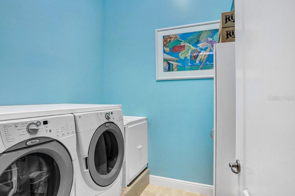 11715 Taylor Road Thonotosassa, FL 33592 - Photo 40 of 73 a utility room with dryer and washer