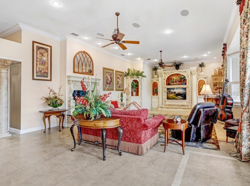 11715 Taylor Road Thonotosassa, FL 33592 - Photo 45 of 73 a living room filled with furniture