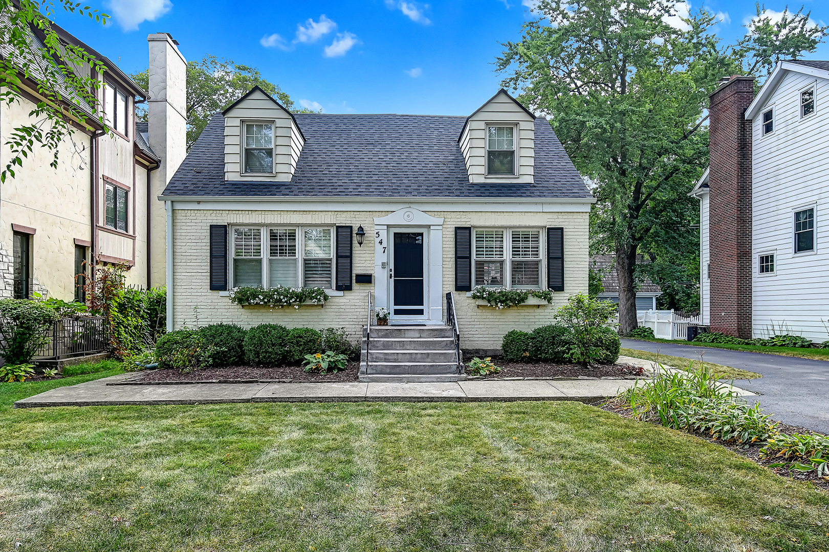 547 North County Line Road Hinsdale, IL 60521 - Photo 1 of 17