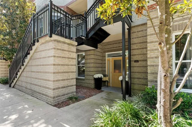 a view of entryway with a front door