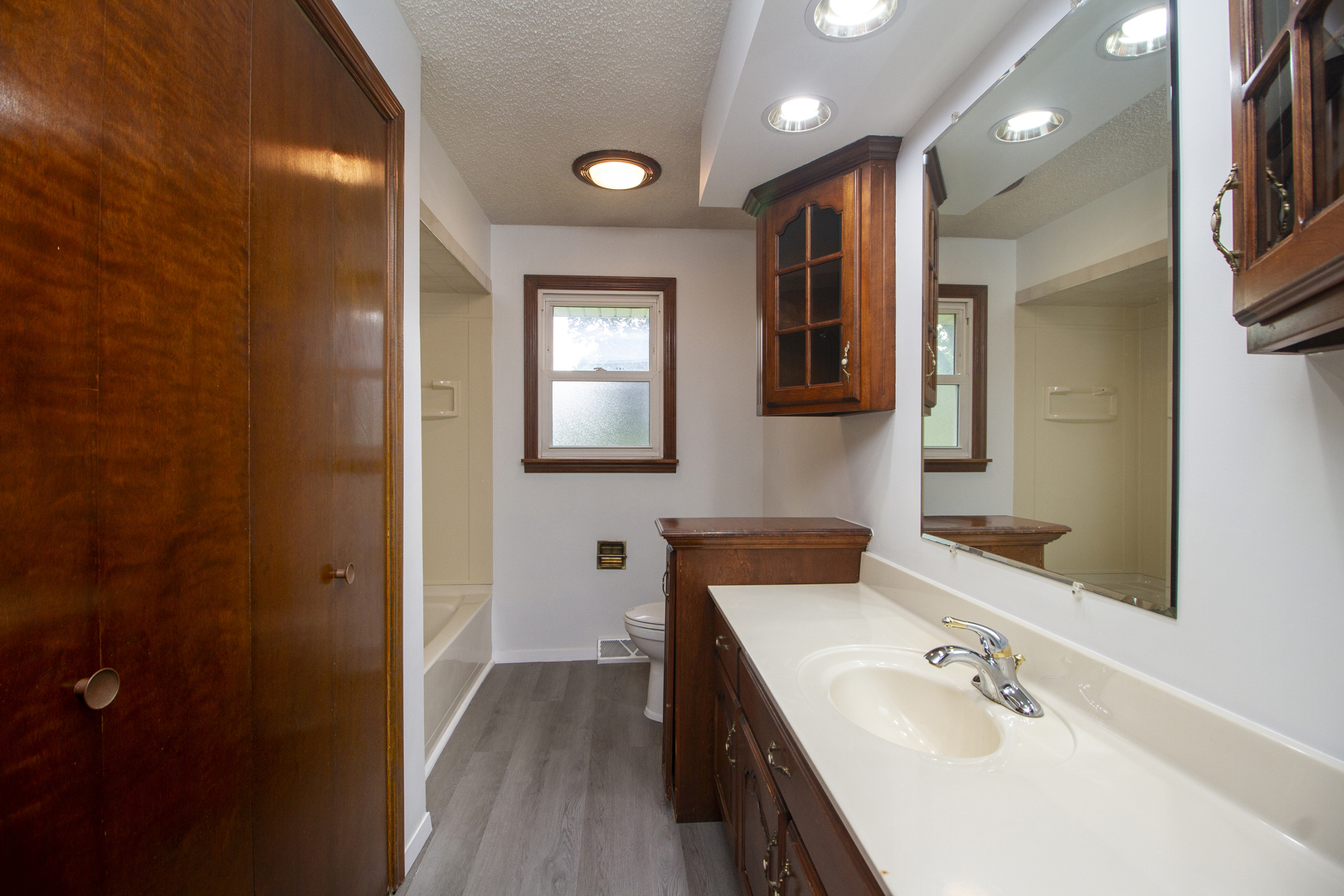 19 Durell Drive Kankakee, IL 60901 - Photo 15 of 25 a bathroom with a sink a mirror and a shower