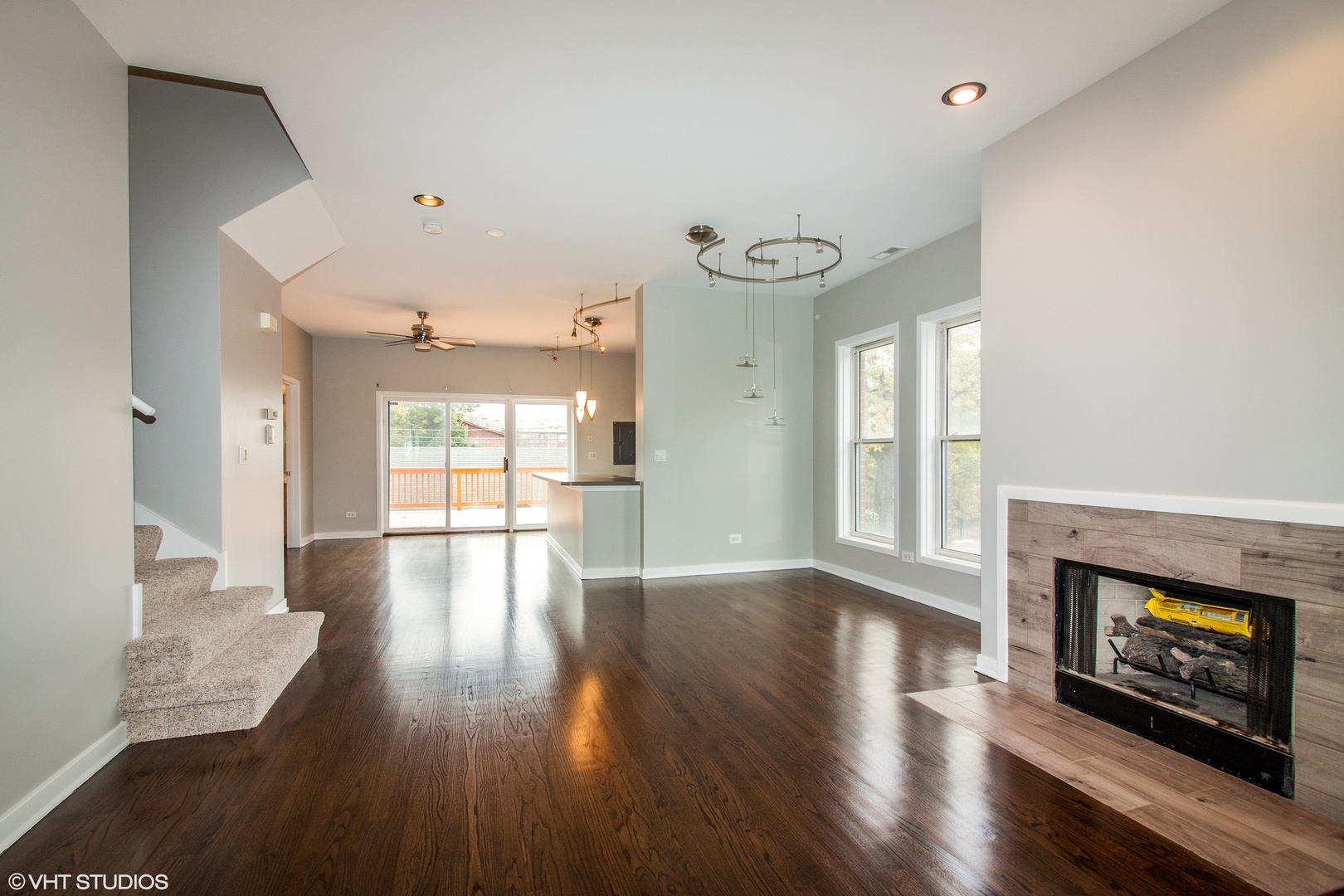1443 West Fillmore Street, Unit B Chicago, IL 60607 - Photo 3 of 20 a view of an empty room and fire place