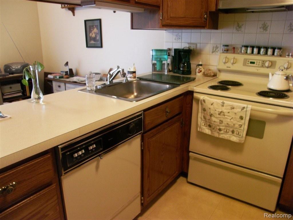 17400 Rudgate Street, Unit 81 Southgate, MI 48195 - Photo 5 of 19 kitchen 1.JPG