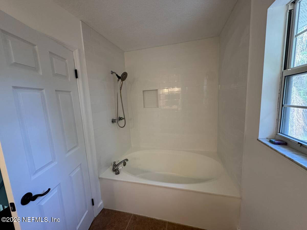 543 Ray Edwards Road St. Augustine, FL 32086 - Photo 16 of 19 a bathroom with a bathtub