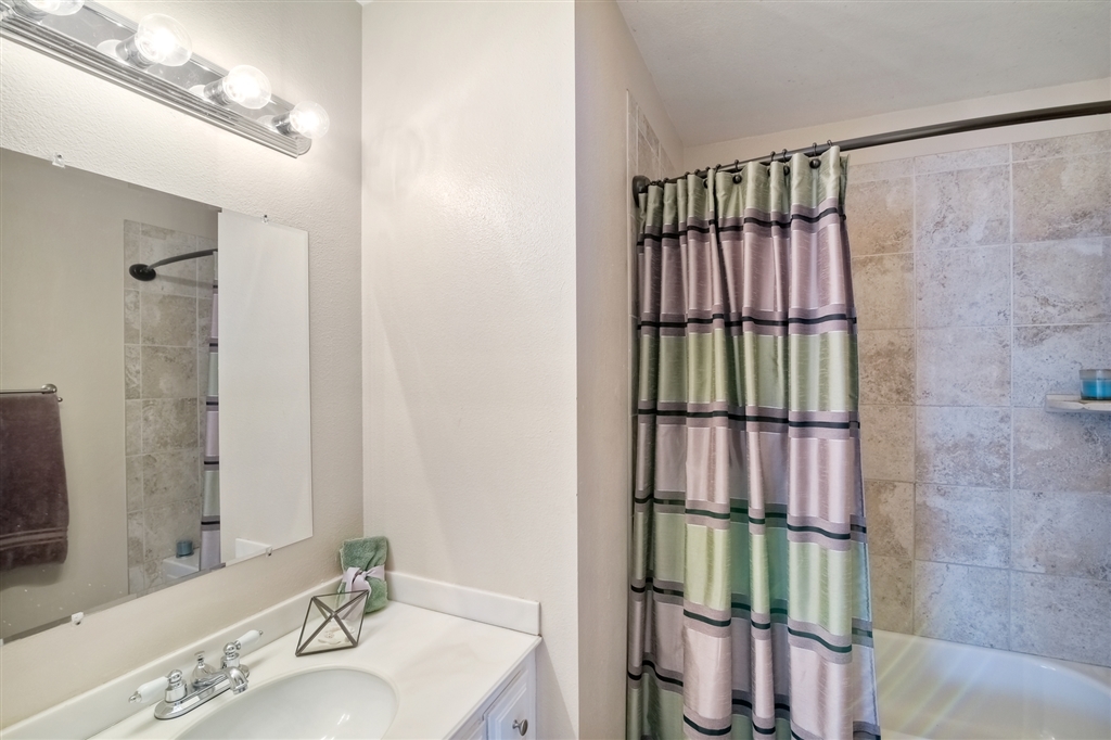 447 Mainsail Road Oceanside, CA 92054 - Photo 16 of 25 Full upstairs bathroom with tub