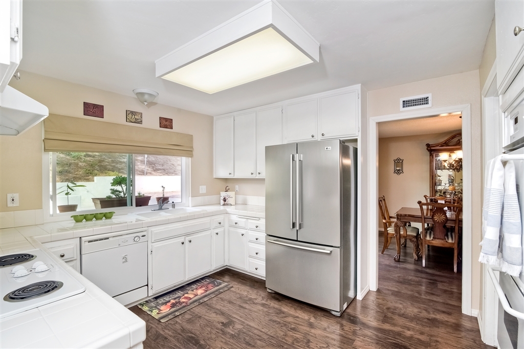 447 Mainsail Road Oceanside, CA 92054 - Photo 5 of 25 Double Oven, HUGE PANTRY WALK-IN (8x7)