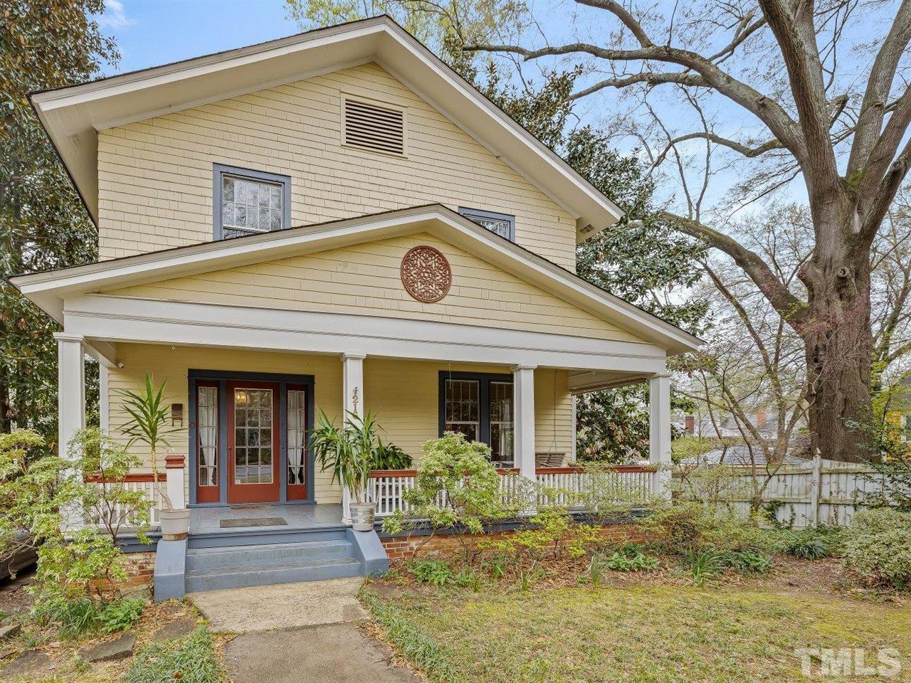 216 Hillcrest Road Raleigh, NC 27605 - Photo 3 of 49 a front view of a house with garden