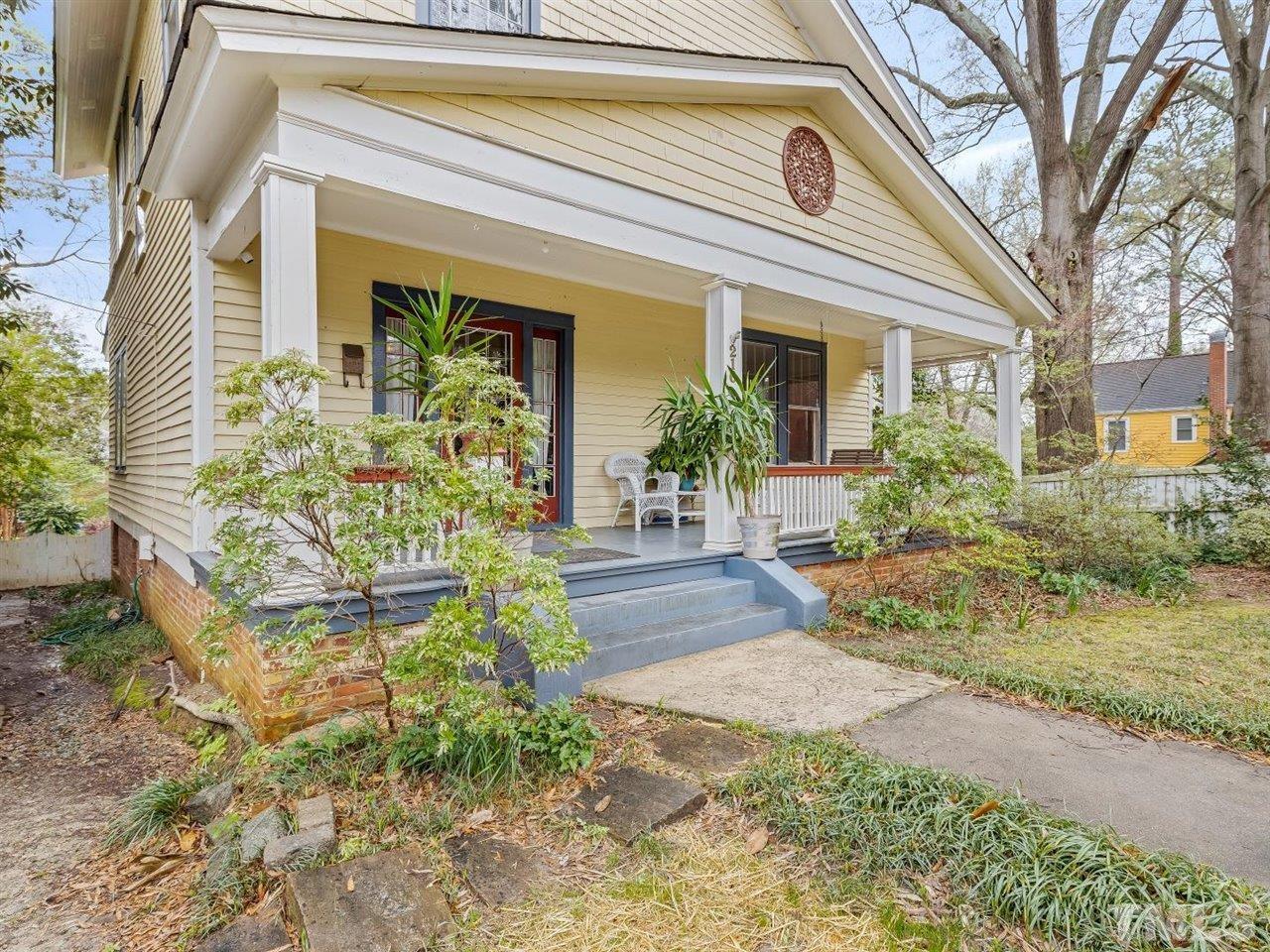 216 Hillcrest Road Raleigh, NC 27605 - Photo 4 of 49 a front view of a house with garden